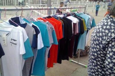 地?cái)偡b生意遇冷？根源在于貨源策略的缺失